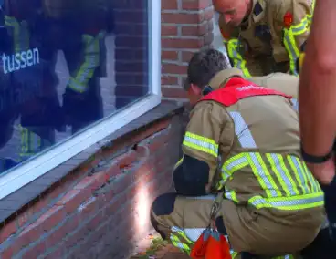 Bestuurder verlaat plaats ongeval na botsing tegen gevel
