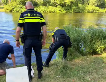Visser komt in het water terecht