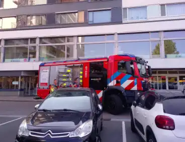 Brandweer verwijdert losgewaaid zonnescherm