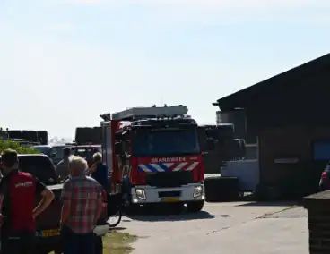 Flinke rookontwikkeling bij brandend landbouwvoertuig