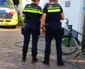 Oudere man valt van fiets