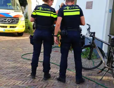 Oudere man valt van fiets