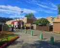 Rookwolken uit woning bij brand