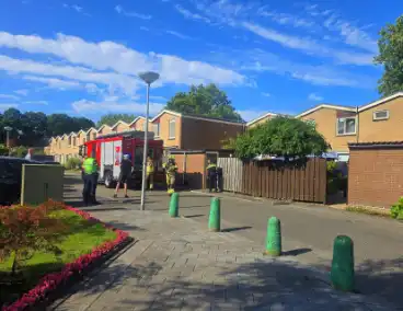 Rookwolken uit woning bij brand