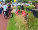 Persoon komt met fiets in greppel terecht