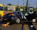 Weg bezaaid met brokstokken nadat auto over de kop slaat