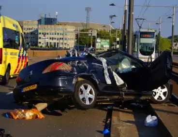 Weg bezaaid met brokstokken nadat auto over de kop slaat