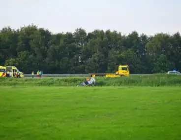Auto belandt in sloot naast provinciale weg