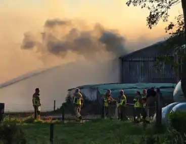 Brandweer massaal ingezet voor stal brand