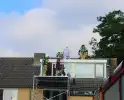 Brandweer inspecteert dak na melding brandlucht