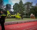 Traumahelikopter landt op voetbalveld in park