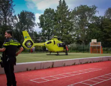 Traumahelikopter landt op voetbalveld in park
