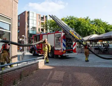 Brandweer pompt water uit volgelopen kelder