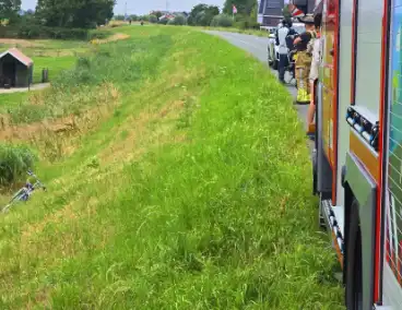 Hulpdiensten doorzoeken berm na aantreffen fiets