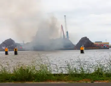 Meerdere brandweerwagens ingezet voor brand bij afvalverwerker