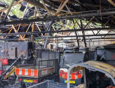 Grote brandschade zichtbaar na uitslaande brand op sportcomplex