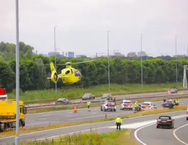 Traumahelikopter landt op snelweg na ongeval