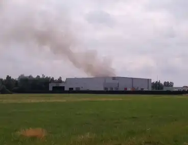 Brand bij afvalverwerkingsbedrijf in verre omtrek zichtbaar