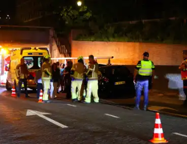Automobilist crasht tegen muur