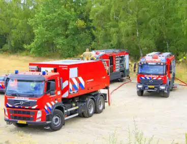 Buitenbrand in bosgebied vereist inzet van brandweer
