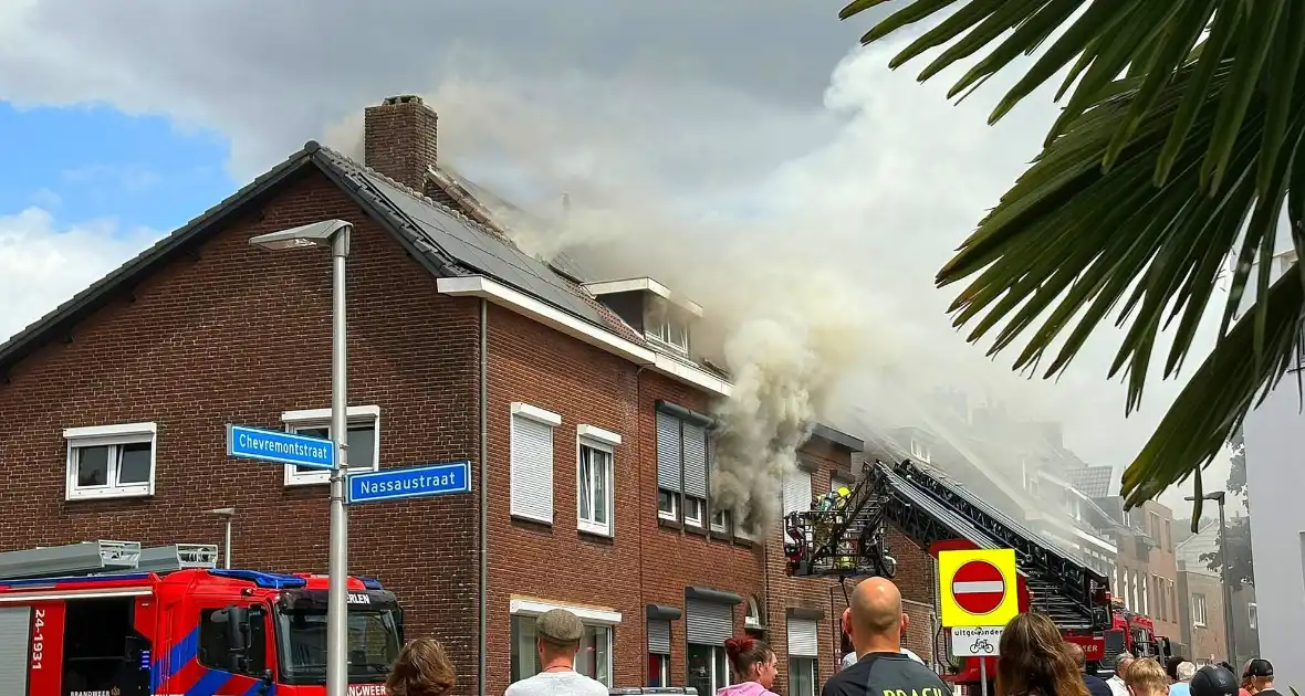 Veel rookontwikkeling bij grote woningbrand - Foto 1
