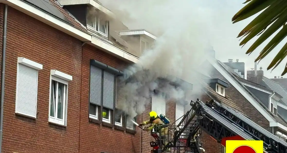 Veel rookontwikkeling bij grote woningbrand - Foto 2