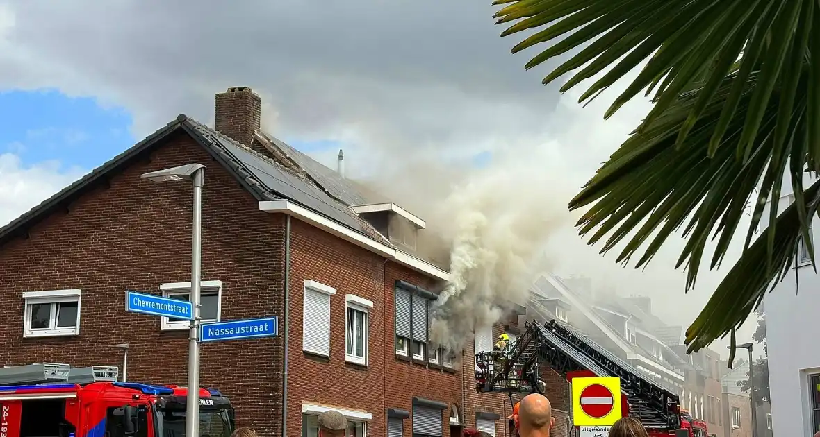 Veel rookontwikkeling bij grote woningbrand - Foto 3
