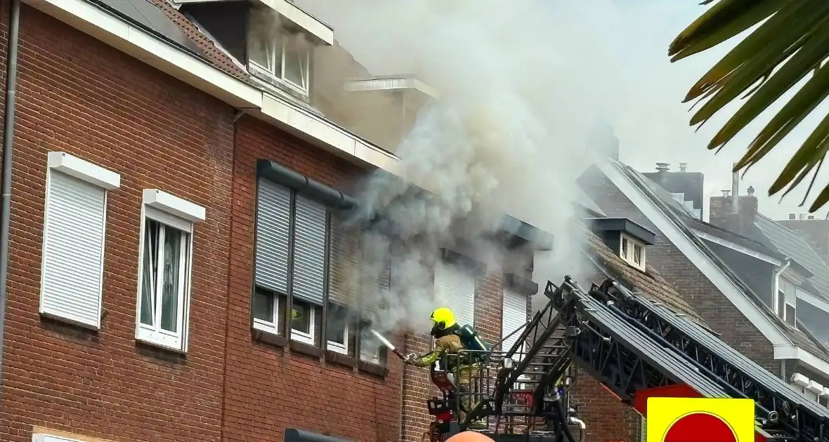 Veel rookontwikkeling bij grote woningbrand - Foto 4
