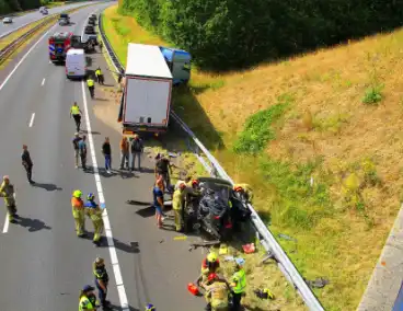 Aanrijding tussen vrachtwagen en auto met letsel