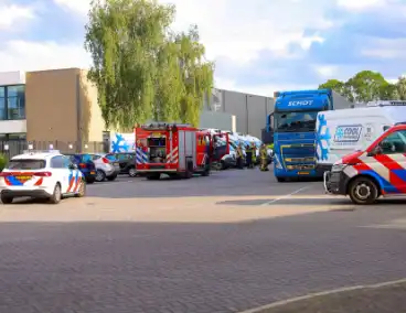 Vrachtwagenchauffeur raakt bekneld onder pallet