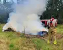 Brandweer blust brand in hooibaal