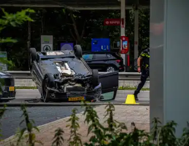 Auto op zijn kop na botsing