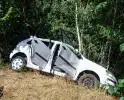 Auto botst door berm en hekwerk