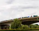 Omgekeerde vlaggen en spandoeken bij protestactie