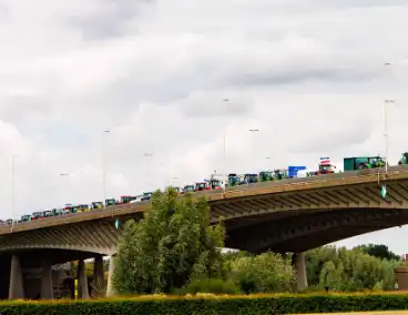 Omgekeerde vlaggen en spandoeken bij protestactie