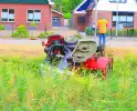 Grasmaaier kantelt aan waterkant, bestuurder licht gewond