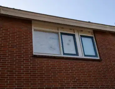 Woning gesloten na beschieting met zichtbare kogelgaten