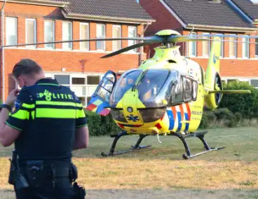 Traumahelikopter landt voor medische noodsituatie in woning