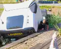 Vrachtwagen eindigt in sloot na ongeval