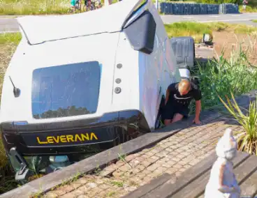 Vrachtwagen eindigt in sloot na ongeval