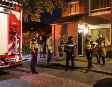 Brandweer voert controle uit nadat bewoner brand blust in achtertuin