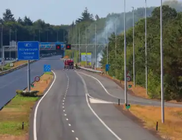 Forse bermbrand langs snelweg onder controle