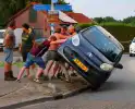 Omstanders helpen ongelukkige automobilist