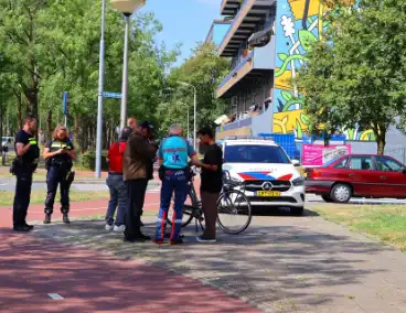 Auto en fietser botsen tijdens verkeersincident