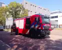 Vuilniswagen dumpt afval na rookontwikkeling