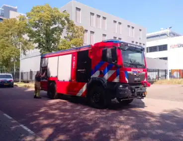 Vuilniswagen dumpt afval na rookontwikkeling