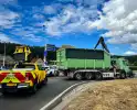 Aanhanger van tractor gekanteld op weg