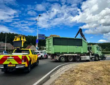Aanhanger van tractor gekanteld op weg