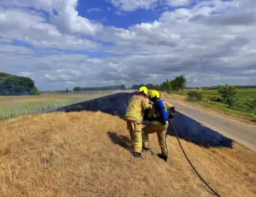 Grasbrand op dijk snel geblust