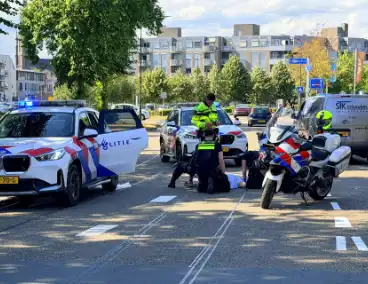 Man met verward gedrag springt voor bedrijfsbus en zorgt voor opschudding